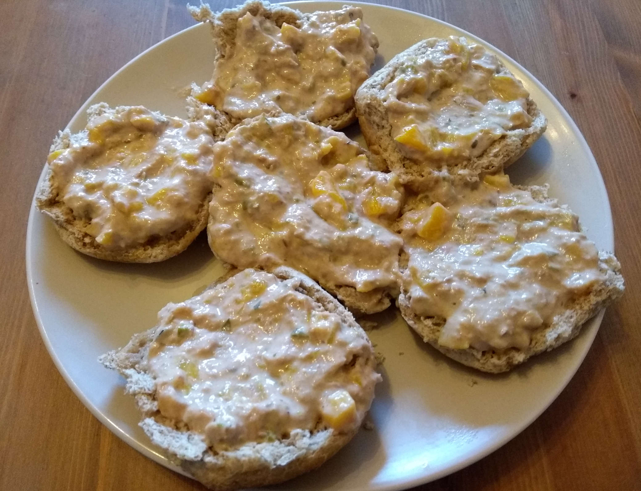 
    Like the image above this shows six helpings of grey mush, but these ones have orange lumps indicating
    the peaches pieces which have been mixed in, and are instead heaped on halved bread rolls.